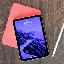 An iPad Mini with Apple Pencil sitting on a wooden table