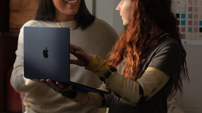 Person using Apple MacBook Pro.