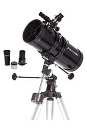 Black telescope surrounded by its accompanying accessories 